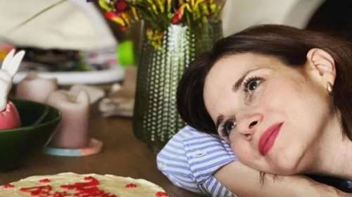 Η Ευγενία Δημητροπούλου στη vintage κουζίνα της