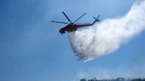 Πύρινος εφιάλτης στην Αττική: Υπό μερικό έλεγχο η φωτιά στο Μαρκόπουλο