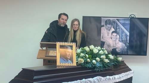 Αλμπέρτο Εσκενάζυ: Συγκίνηση στο τελευταίο αντίο – Τον αποχαιρέτησαν με το τραγούδι "Του Αιγαίου τα μπλουζ"