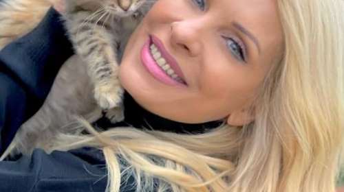 Ελένη Μενεγάκη: Βόλτα με… τρίκυκλο παρέα με τον καλύτερο της φίλο [Εικόνα]