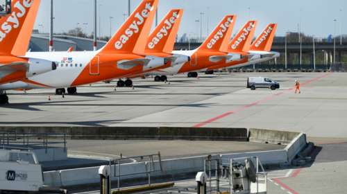 Χαμός στη Βρετανία: Η easyJet ακυρώνει πτήσεις λόγω κορονοϊού - Αυξήθηκαν ο ιασθενείς εργαζόμενοι