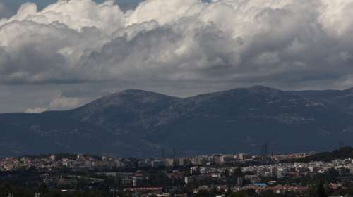 Καιρός: Σποραδικές καταιγίδες και άνοδος της θερμοκρασίας - Σε ποιες περιοχές θα βρέξει