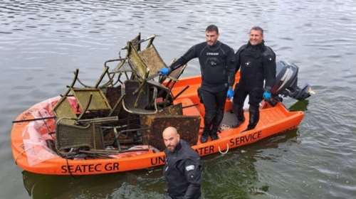 Δύτες καθαρίζουν από σκουπίδια τη λίμνη Ιωαννίνων- Βγάζουν τραπέζια και πλαστικές καρέκλες [εικόνες]