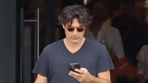 Χριστόφορος Παπακαλιάτης: Με αθλητικό look για αγορές στα καταστήματα