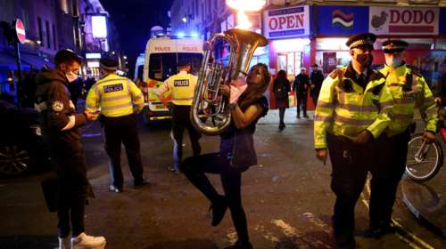 Βρετανία: Ντου της Αστυνομίας σε &quot;κορονο-πάρτι&quot; 100 ατόμων σε αυτοσχέδιο νάιτκλαμπ στο υπόγειο ενός κουρείου [Βίντεο]