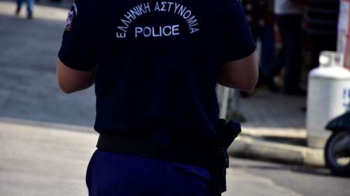 Ελεύθερος ο αστυνομικός που λήστεψε επιχειρηματία- Αλλα κατέθεσε ο συνεργός του, άλλα αυτός