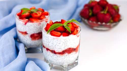 Ελαφρύ και δροσερό γλυκό με 4 υλικά: Μους γιαουρτιού με φρούτα, χωρίς ζάχαρη
