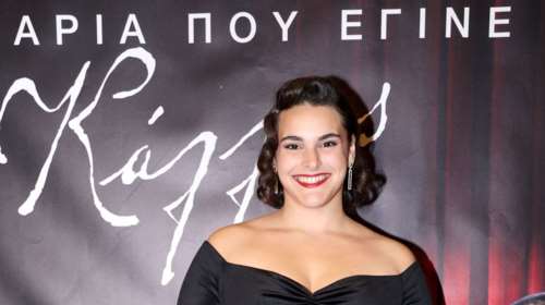 Έλαμψε η νεαρή σοπράνο που υποδύεται τη Μαρία Κάλλας στη νέα σειρά της ΕΡΤ - Με έξωμο βελούδινο φόρεμα