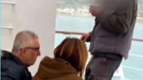 Στάθης Παναγιωτόπουλος: "Εξαιρετικά χαρούμενος" για Πάσχα στην Αλόννησο μαζί με τη σύζυγο και τη μητέρα του