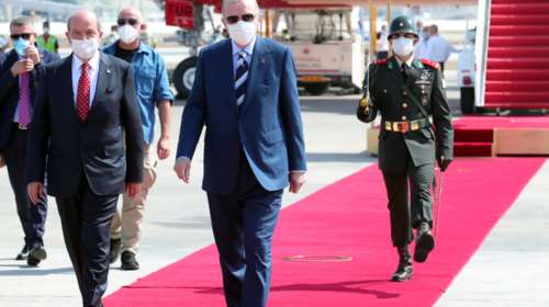 Έφτασε στα Κατεχόμενα ο Ερντογάν: Ξεκίνησε τις προκλήσεις από τη σκάλα του αεροπλάνου - Ποιος τον συνοδεύει [Βίντεο]