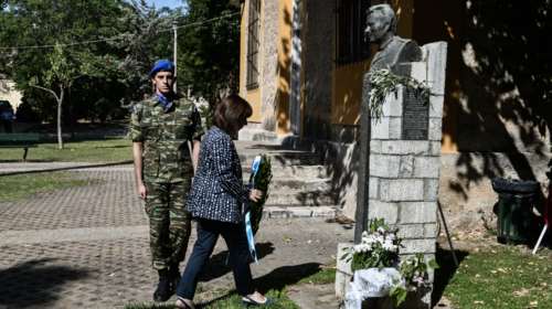 Σπύρος Μουστακλής: H Κατερίνα Σακελλαροπούλου κατέθεσε στεφάνι στην προτομή του  στο Πάρκο Ελευθερίας