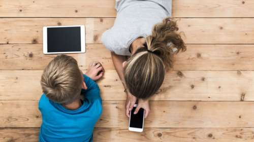 Γονείς: Πρέπει να &quot;παρακολουθούμε&quot; τα κινητά και τα tablet των έφηβων παιδιών μας;