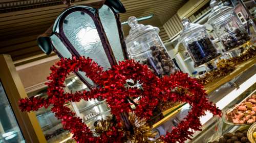 Άγιος Βαλεντίνος: Πανάκριβα τα λουλούδια, οι σοκολάτες και το δείπνο για δύο