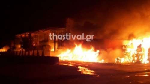 Θεσσαλονίκη: Απεγκλωβίστηκαν από φλεγόμενη αποθήκη τέσσερα άτομα, ανάμεσά τους ένα βρέφος [βίντεο]