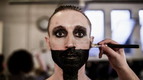 Στο ΣΕΗ η καταγγελία του 19χρονου Νίκου Σ. για τον βιασμό του από τον γνωστό σκηνοθέτη- ηθοποιό του Εθνικού