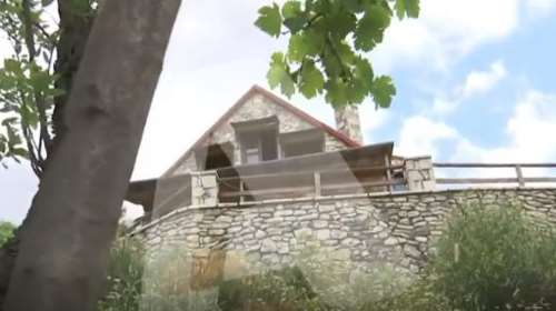 Γιώργος Τράγκας: Αυτό είναι το πέτρινο σαλέ του στον Παρνασσό - Γιατί έφυγε παίρνοντας όλα τα έπιπλα