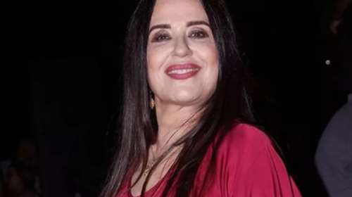 Μαρία Τζομπανάκη: Η εντυπωσιακή εμφάνισή της σε εκδήλωση στους Αμπελόκηπους- Το κόκκινο μάξι φόρεμά της