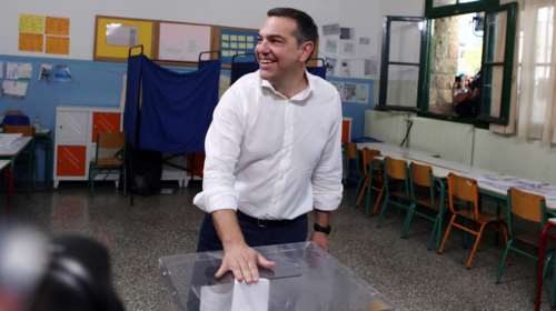 Στο Περιστέρι ψήφισε ο Αλέξης Τσίπρας - Χαμογελαστός και ευδιάθετος [βίντεο]