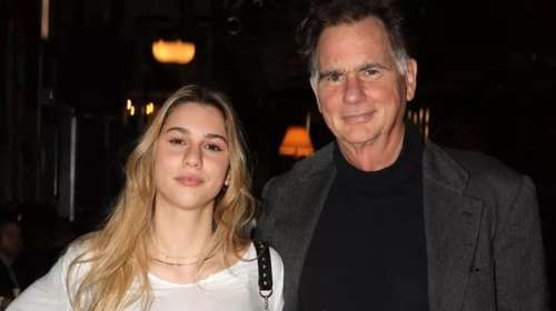 Η καλλονή Φαίδρα Παπανδρέου, εγγονή του Ανδρέα Παπανδρέου, με slip dress στην έκθεση της Μαρίνας Βερνίκου