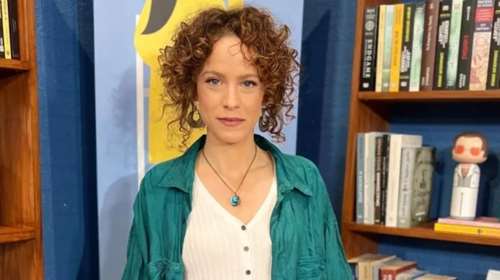 Η άλλη πλευρά της Έλλης Τρίγγου: Η ηθοποιός ξεφαντώνει μαζί με συναδέλφους της