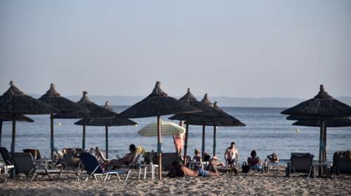 Σαν την Χαλκιδική...δεν έχει: Τσουχτερές οι τιμές στα beach bar - Έως και 50 ευρώ το άτομο για μία ξαπλώστρα