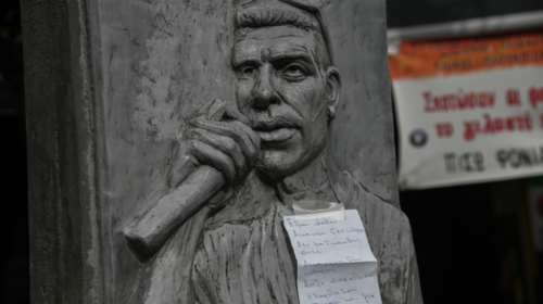 Τα λουλούδια και το συγκινητικό σημείωμα στο μνημείο του Παύλου Φύσσα: &quot;Η καρδιά μου πονάει και για σένα&quot; [Εικόνες]