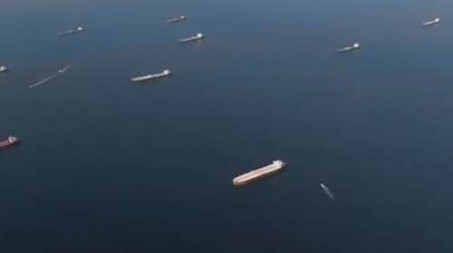 Πρωτόγνωρες εικόνες στον Ειρηνικό: Δεκάδες πετρελαιοφόρα ακινητοποιημένα [βίντεο]