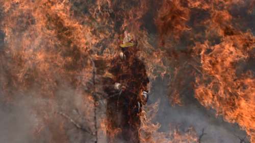 Μεγάλη φωτιά σε εργοστάσιο ανακύκλωσης στο Αίγιο – Ήχησε το 112 για επικίνδυνους καπνούς