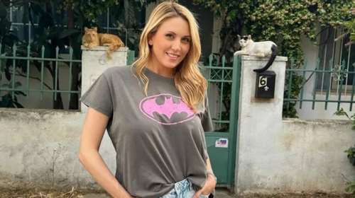 Η Φωτεινή Πετρογιάννη με πουκάμισο δεμένο, αφήνοντας τη φουσκωμένη κοιλίτσα της εκτεθειμένη