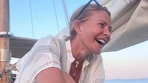 "Χωράει τα πάντα": Η Τζένη Μπαλατσινού έχει την τέλεια τσάντα για την παραλία