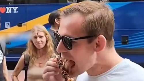 Νέα Υόρκη: Ανδρας έτρωγε... προκλητικά κεμπάπ μπροστά σε vegan διαδηλωτές - &quot;Ντροπή, είσαι αηδιαστικός&quot; [βίντεο]