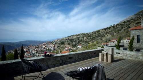 Mountain Chic στην Αράχωβα: Το κομψό εξοχικό με την απεριόριστη θέα [εικόνες]