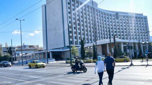 Αντιδράσεις για το ρεβεγιόν που διαφημίζει το Χίλτον- Ανοιχτό το Galaxy για όσους έχουν κάνει κράτηση δωμάτιο