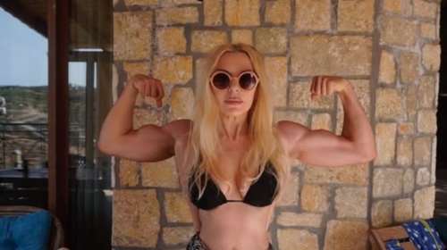 Η Αννίτα Πάνια ποζάρει με μπικίνι και &quot;ψαρώνει&quot; τους followers της