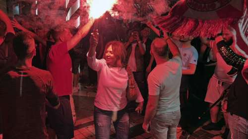 Viral οι πανηγυρισμοί της Χριστίνας Σταρακά του ΠΑΣΟΚ για τον Ολυμπιακό- Με καπνογόνο στο χέρι και &quot;ερυθρόλευκη&quot; σημαία