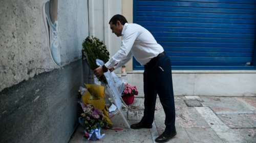 O Τσίπρας κατέθεσε στεφάνι στη Marfin: Καταδικάζουμε τη βία αλλά και την υποκρισία του κ. Μητσοτάκη