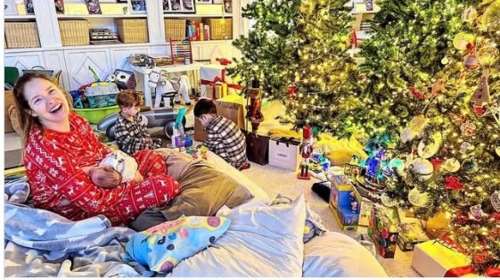 Ανίτα Μπραντ: &quot;Pajamas all day&quot; - Τριπλά ευτυχισμένη στο χριστουγεννιάτικο ελατόδασος στο σαλόνι της