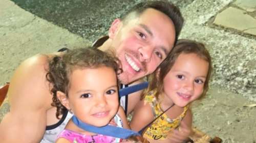 Ο Λευτέρης Πετρούνιας στην αγκαλιά των παιδιών του, μετά του Ολυμπιακούς Αγώνες