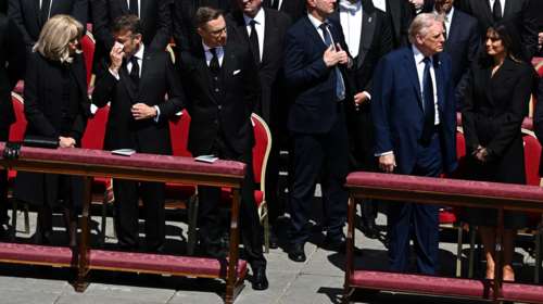 Κηδεία Πάπα Φραγκίσκου: Ο Ντόναλντ Τραμπ έσπασε το πρωτόκολλο - Γιατί τον κατηγορούν για &quot;έλλειψη σεβασμού&quot;