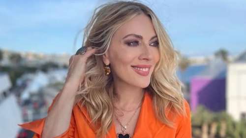 Η Σμαράγδα Καρύδη με δαντελένιο κόκκινο φόρεμα και τα πιο διάσημα &quot;άσχημα&quot; παπούτσια