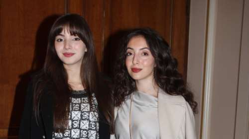 Η Δανάη και η Αμαλία Κούστα σε βραδινή έξοδο: Η απίστευτη ομοιότητά τους με τον πατέρα τους, Γιάννη Κούστα