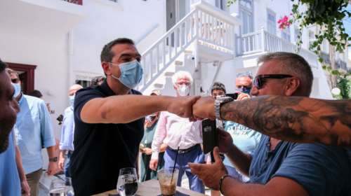 Μύκονος: Ο Τσίπρας βρήκε παλιό συμμαθητή του - Θυμήθηκαν την 5ήμερη στη Ρόδο όταν πέταγαν καρέκλες [Βίντεο]