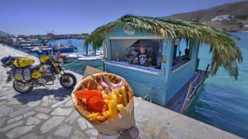 Σουβλάκι που κολυμπάει: Στην Αμοργό επιπλέει η πιο απροσδόκητη καντίνα της Ελλάδας