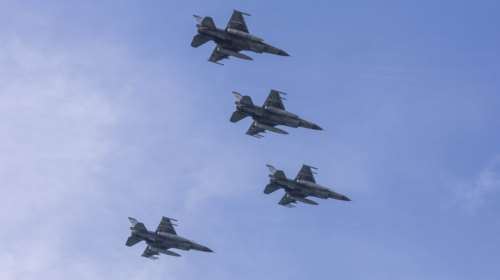 Τουρκικά αεροσκάφη έπληξαν θέσεις Κούρδων στο βόρειο Ιράκ και τη βόρεια Συρία