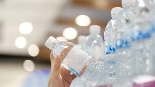 Πίνεις εμφιαλωμένο νερό; Μάθε τι κινδύνους μπορεί να κρύβει αυτή η συνήθεια
