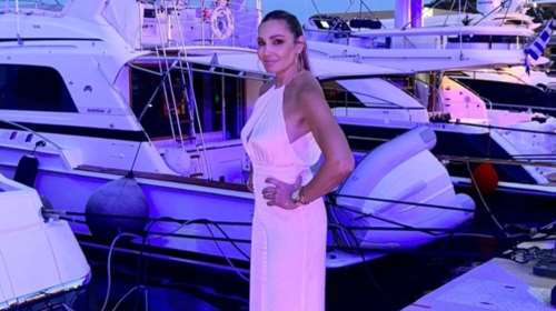 Η Ελένη Πετρουλάκη με μαύρο κιμονό και leopard μπικίνι δίπλα στην πισίνα