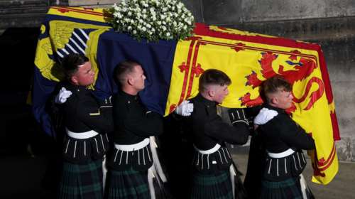 Ρόδος: Χαμός μεταξύ των Βρετανών τουριστών - Μαζικές κρατήσεις για να παρακολουθήσουν την κηδεία της Ελισάβετ