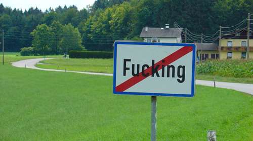 Aπηύδησαν από τα γιούχα στο χωριό Fucking και αλλάζουν το όνομα  σε Fugging
