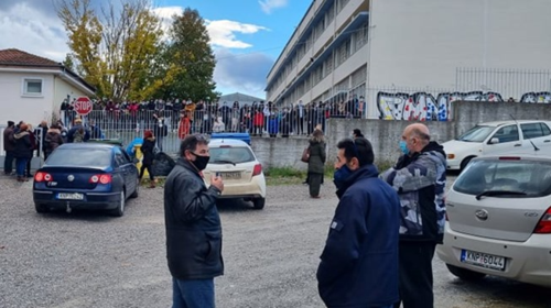 Μαρτυρία καθηγήτριας: Οι &quot;Θεματοφύλακες&quot; έσερναν τον διευθυντή σε 100 σκαλιά - Του φώναζαν &quot;μην αντιστέκεσαι προδότη&quot;