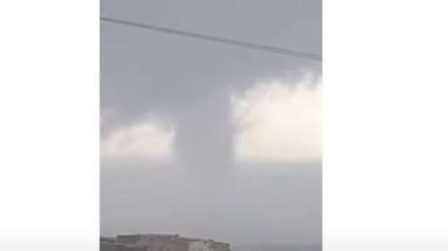 Η στιγμή που υδροστόβιλος &quot;σάρωσε&quot; την Φολέγανδρο - βίντεο